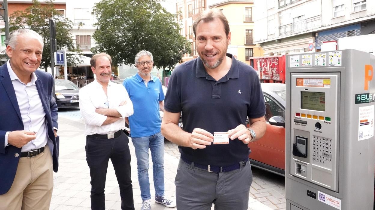 El alcalde de Valladolid, Óscar Puente, compra un billete en uno de los parquímetros de la ciudad, en la Plaza de Poniente