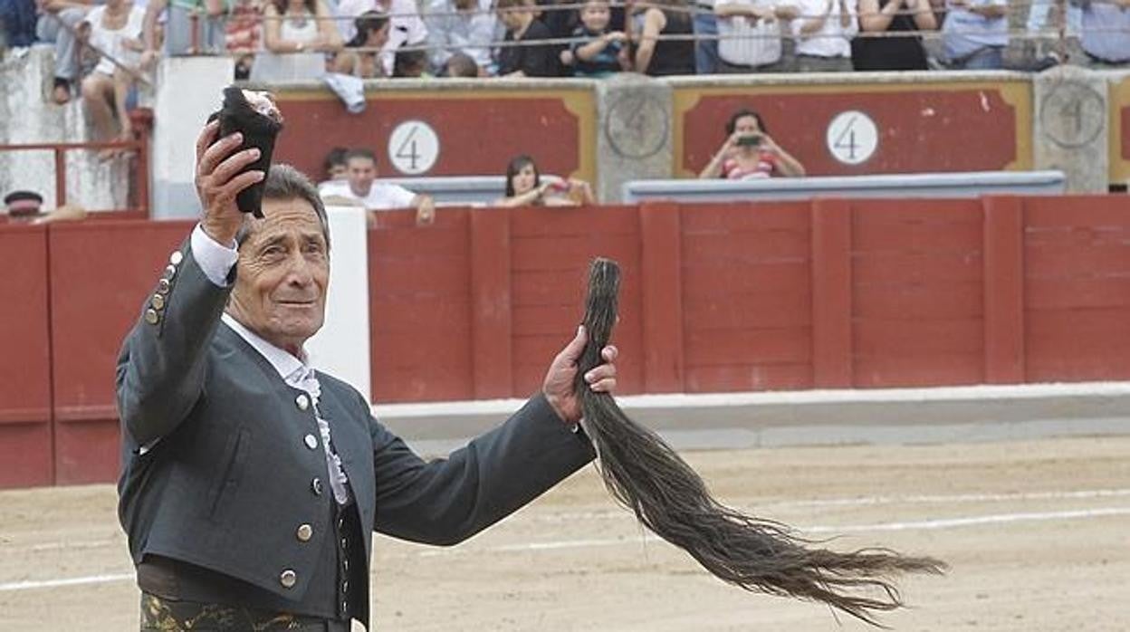 Andrés Vázquez, en su 80 cumpleaños en 2012, toreando por última vez