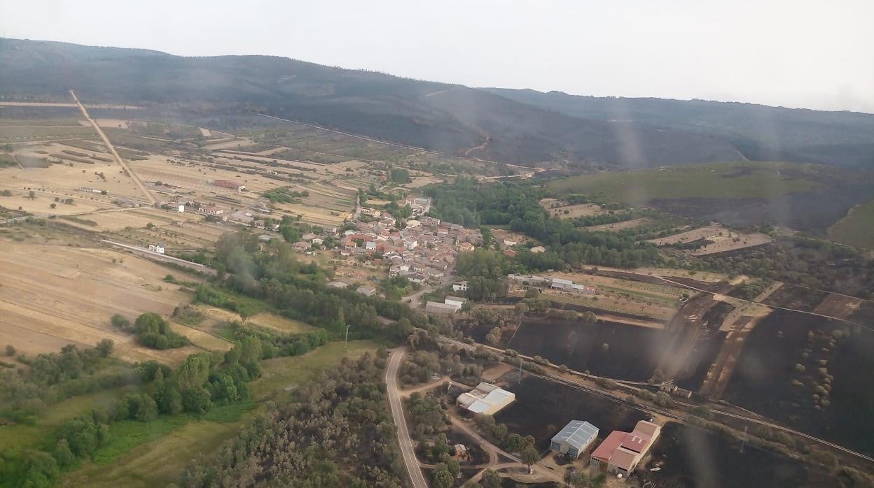 Las llamas han puesto en jaque desde el miércoles hasta catorce poblaciones