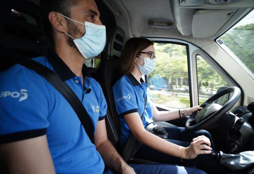 Natalia Sánchez y Aitor López, trabajadores de Samur Social