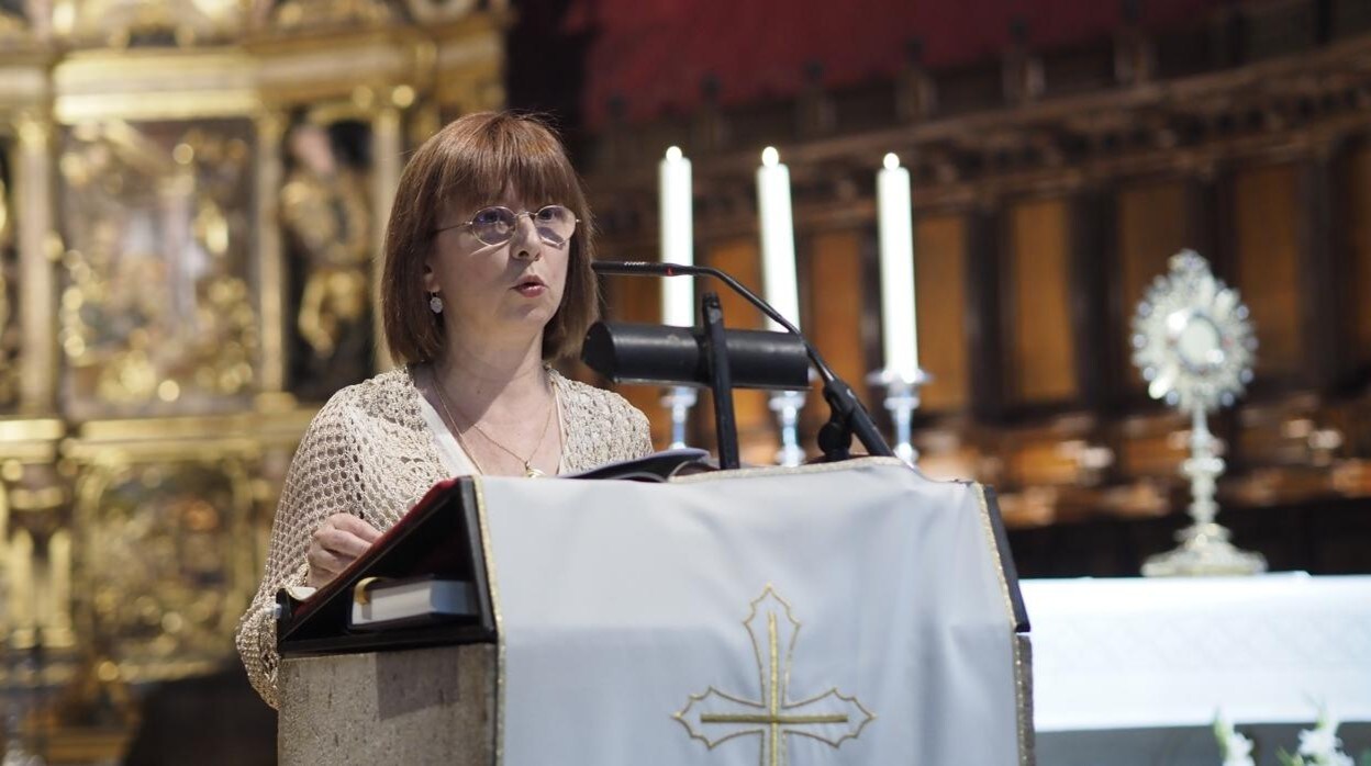 La periodista de ABC Montse Serrador proclama la Exaltación de la Eucaristía en la Catedral de Valladolid