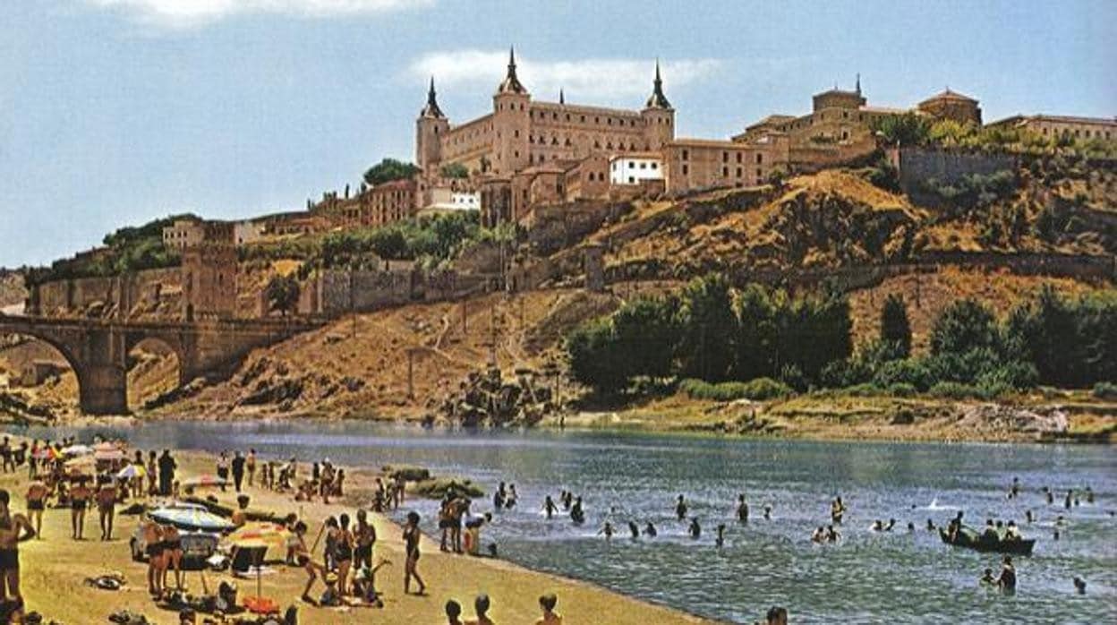 La «playa» de Safont, con el Alcázar al fondo, era uno de los lugares tradicionales de baño. Imagen de hace 50 años