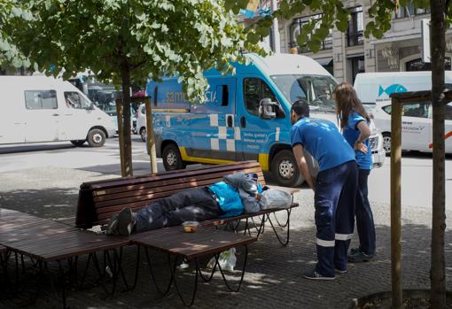 Aitor López y Natalia Sánchez, trabajadores de Samur Social, con uno de los sintecho