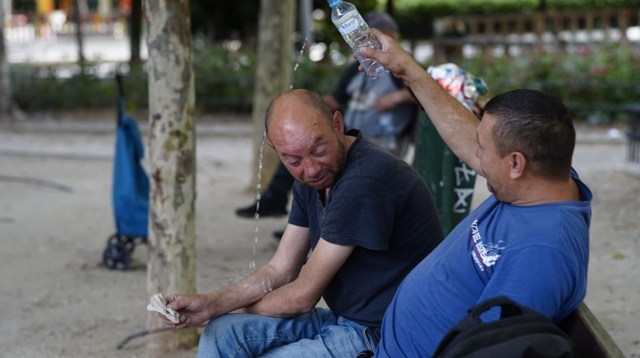 Nikolai refresca con agua a un compatriota en Palos de la Frontera