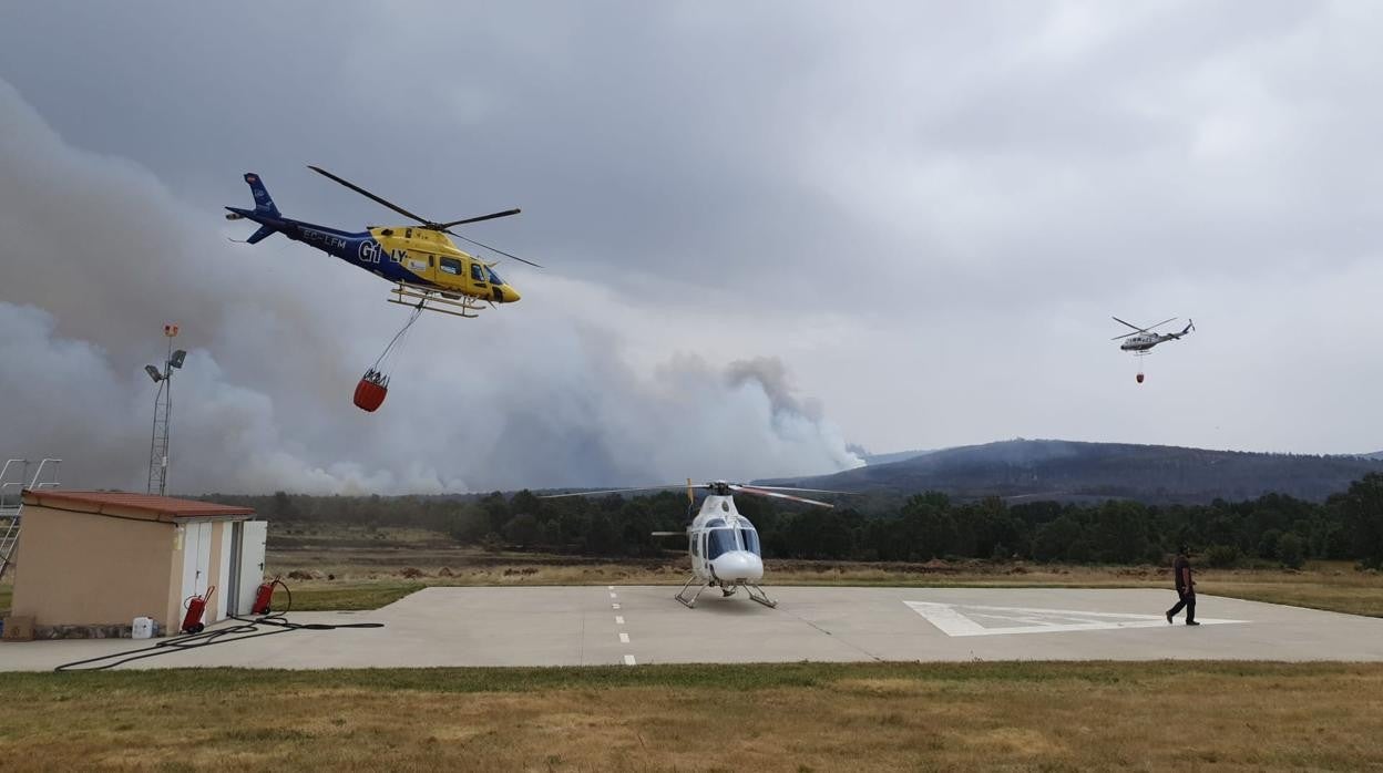 Helicópeteros en la base de Villardeciervos, uno de los pueblos desalojados por el fuego de la Sierra de la Culebra