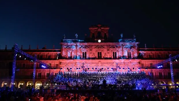 ‘Carmina Burana’ encandila en la Plaza Mayor de Salamanca con casi 400 músicos sobre las tablas