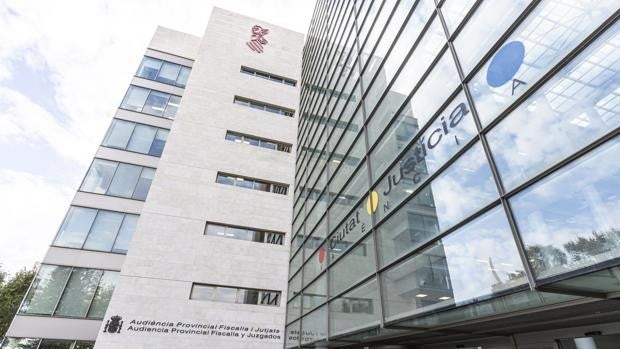 Un cirujano se enfrenta a cinco años de cárcel tras ser acusado de abusar sexualmente de dos pacientes