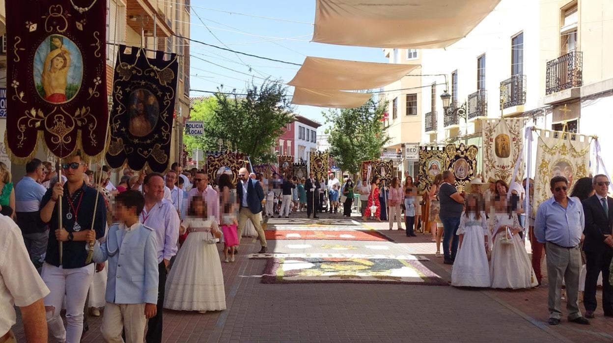 Niños de comunión desfilan durante la procesión del Corpus