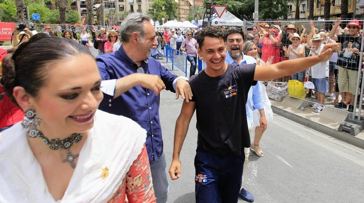 El pirotécnico de Hermanos Sirvent saluda al público congregado en Luceros