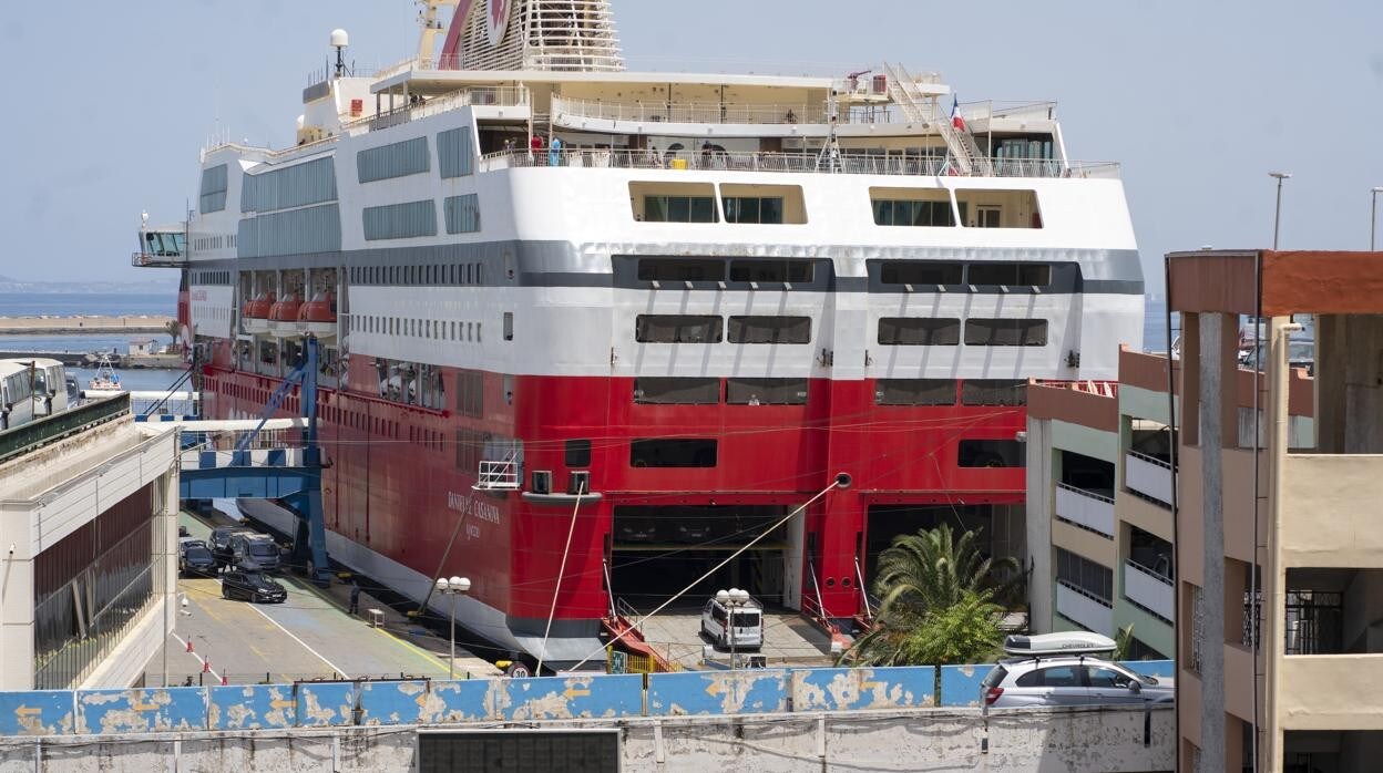 Barco de pasajeros en el Puerto de Argel