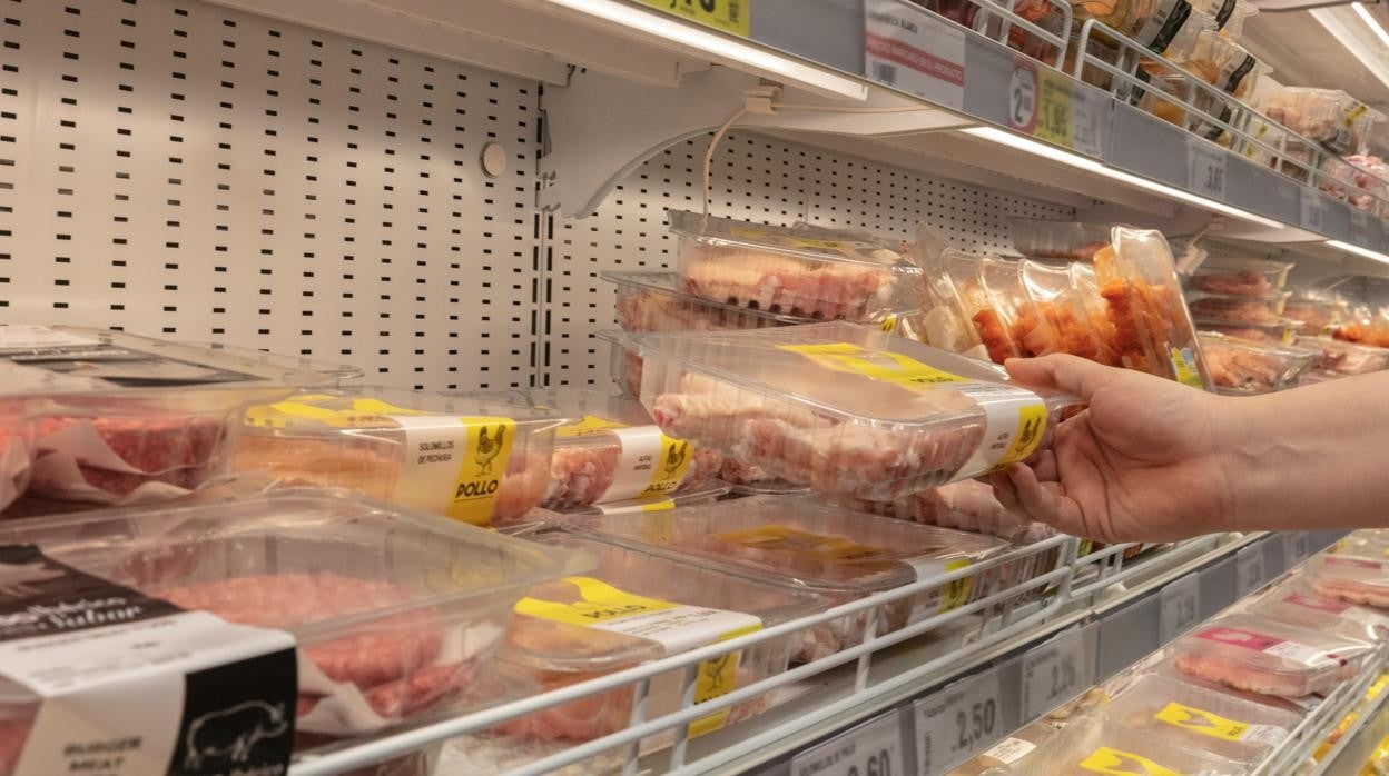 Pollo en un supermercado en una imagen de archivo