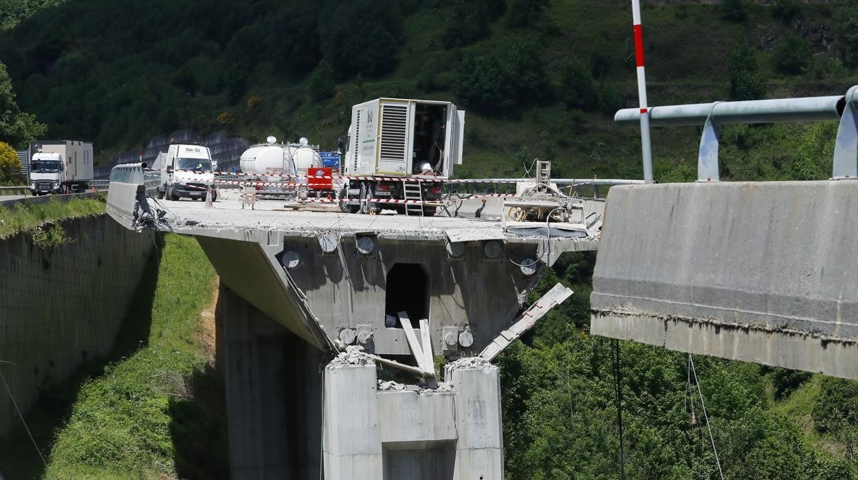 Derrumbe de parte del viaducto del Castro en el municipio de Vega de Valcarce (León)