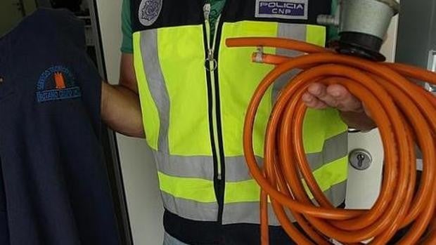 Cargado de jamón ibérico y dinero: así han cazado al falso revisor del gas de Carabanchel