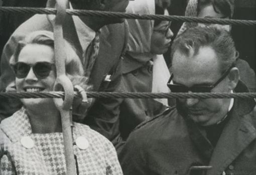 Grace Kelly y el Príncipe Rainiero, en Las Ventas viendo una corrida de Antonio Ordoñez, Manolo Vázquez y Gregorio Sánchez