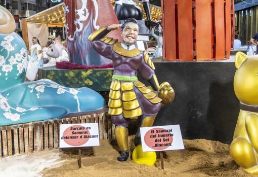 Un ninot del alcalde de Alicante, Luis Barcala, disfrazado de samurai, en la Hoguera Mercado Central