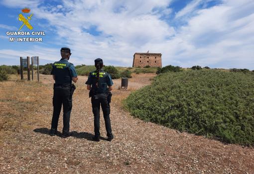 Dos agentes de la Guardia Civil en tareas de vigilancia en la isla