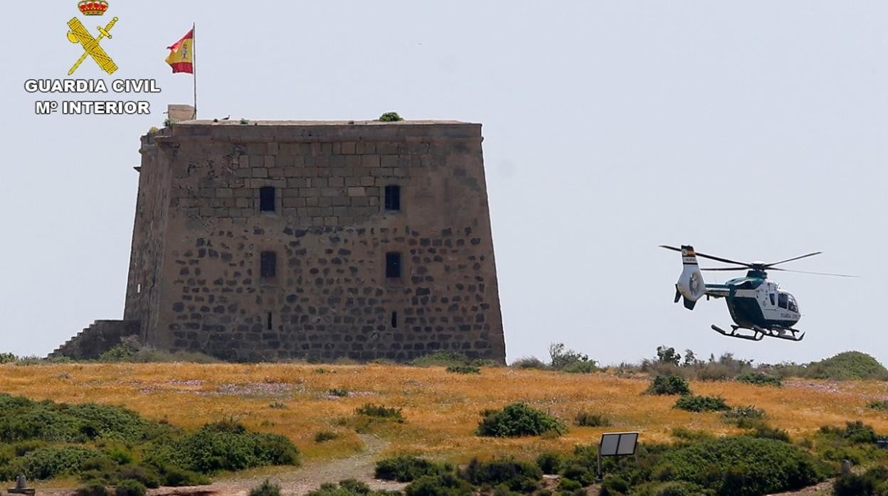 Un helicóptero de la Guardia Civil sobrevuela la isla de Tabarca, en Alicante