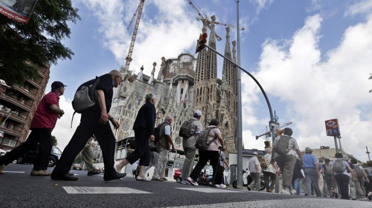 Un grupo de turistas, visitando la Sagrada Familia