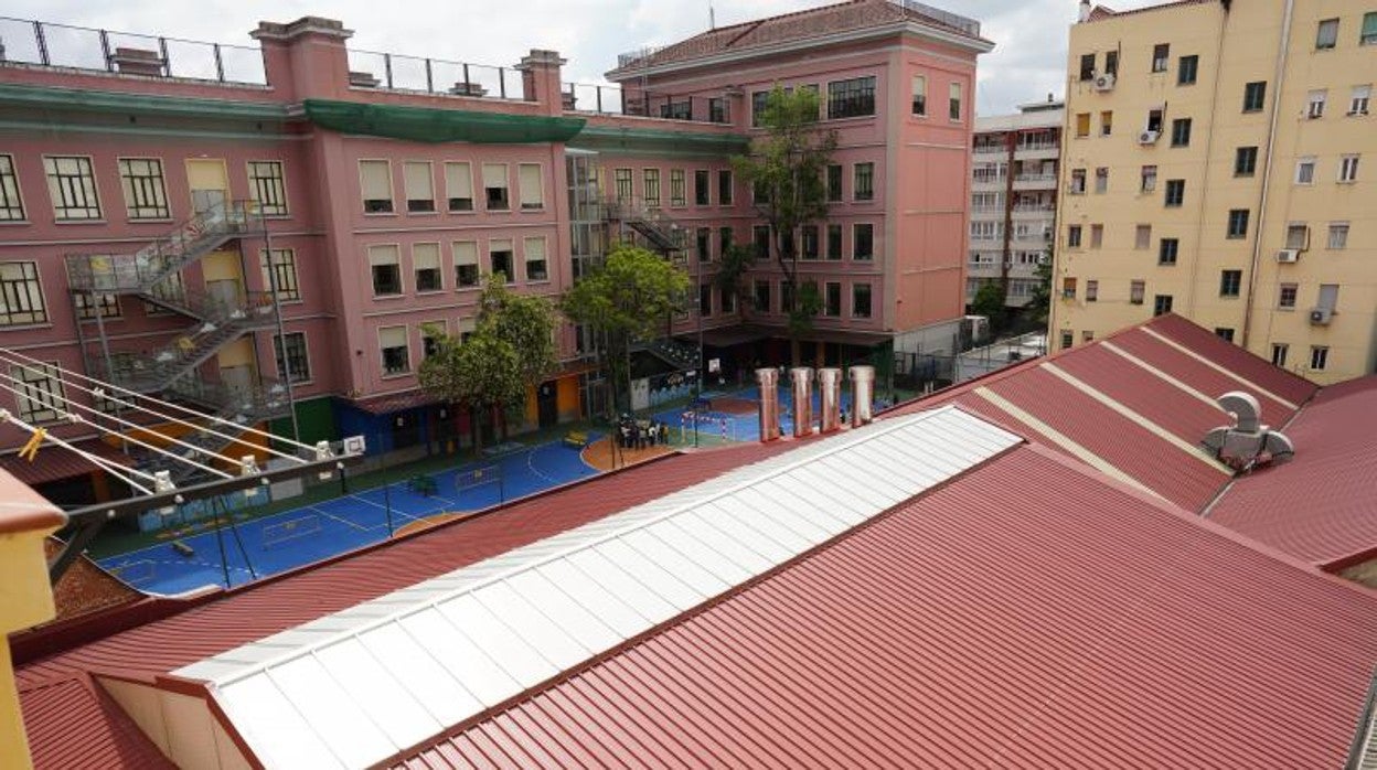 Las chimeneas de la cocina fantasma de Arganzuela que dan al patio del colegio