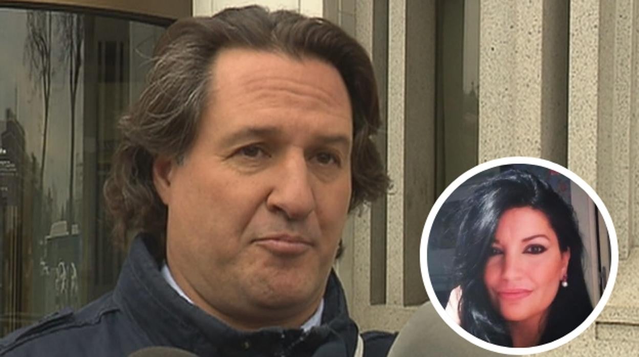 La Policía Nacional custodia la entrada del edificio mientras sacan uno de los cadáveres