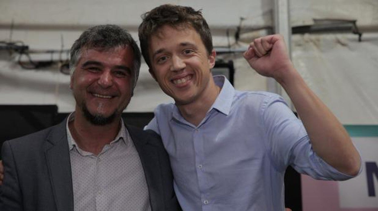 Íñigo Errejón, con el portavoz de Más Madrid-Ganar Móstoles, Gabriel Ortega, el pasado 2 de mayo