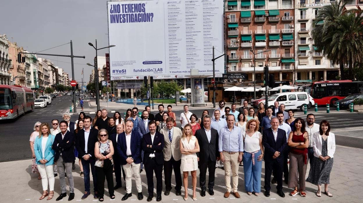 Presentación de la campaña con la lona gigante divulgativa