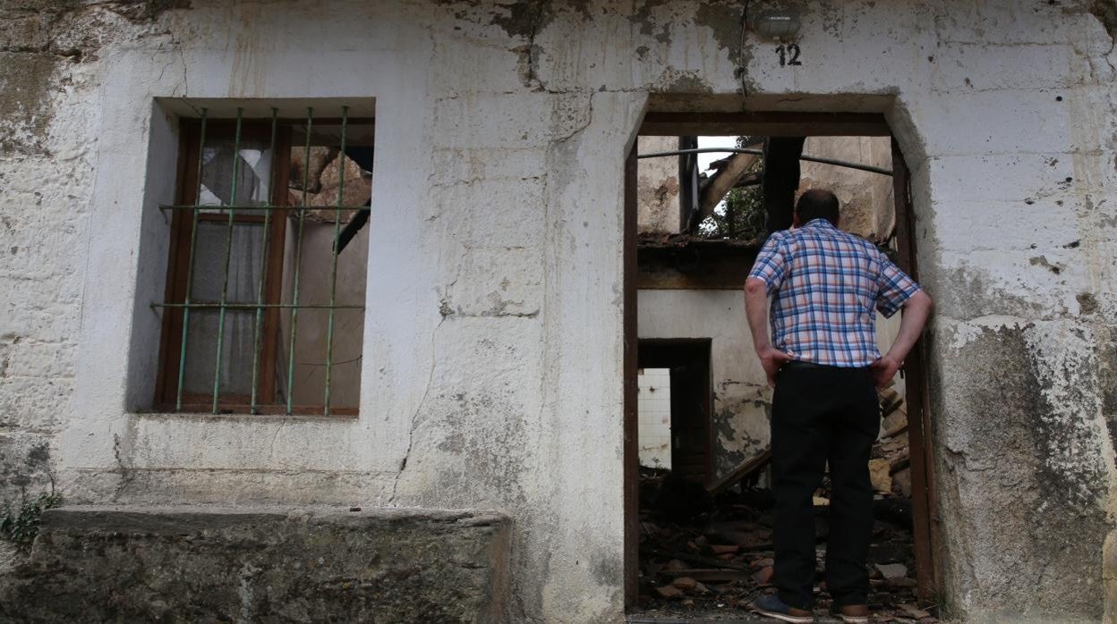 Casas y naves quemadas en Villardeciervos, en la Sierra de la Culebra