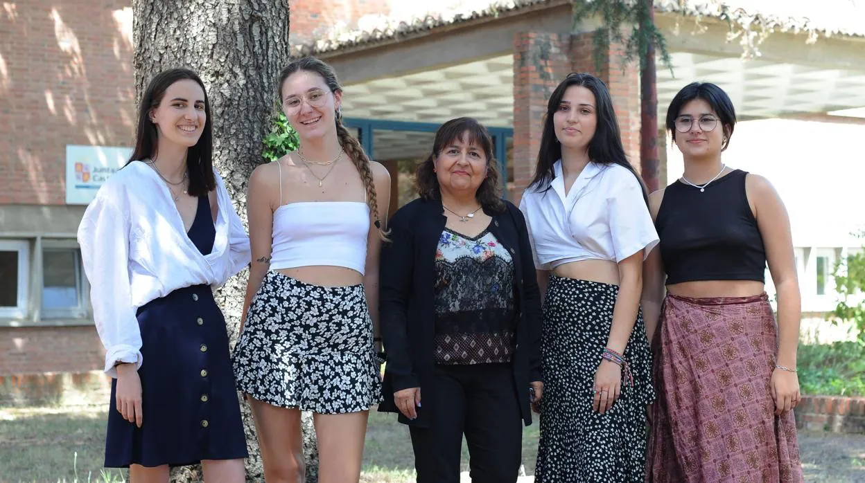 Las alumnas premiadas en la Escuela de Arte de Ávila, junto a su profesora Dolores Blázquez (centro)