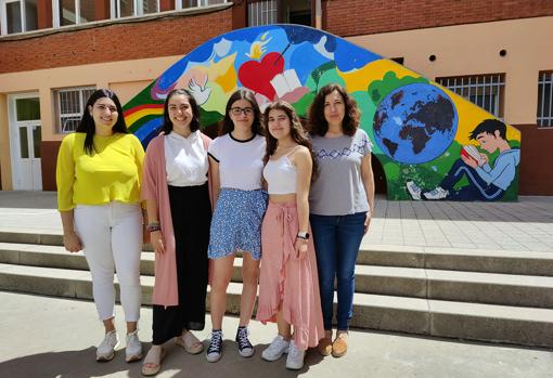 Las alumnas del colegio Agustinas de Valladolid junto a sus profesoras Silvia Fernández y Mercedes Iglesias