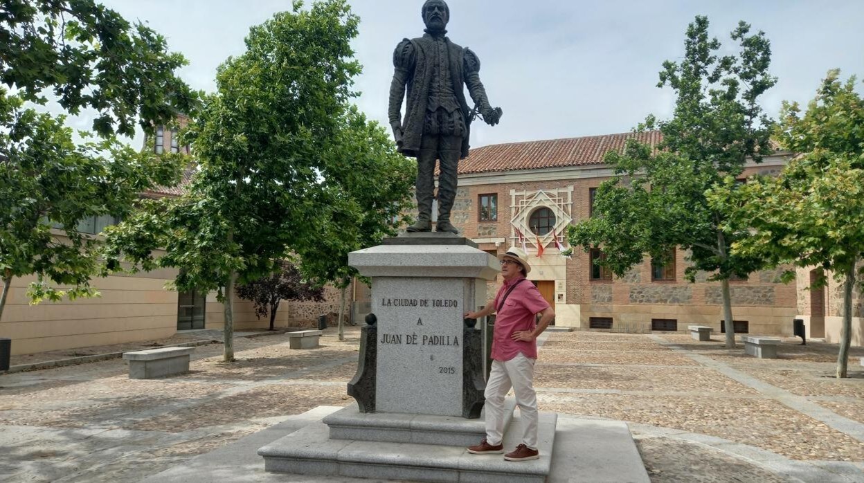 El escritor Alfonso Domingo, junto a la estatua de Juan de Padilla, en Toledo