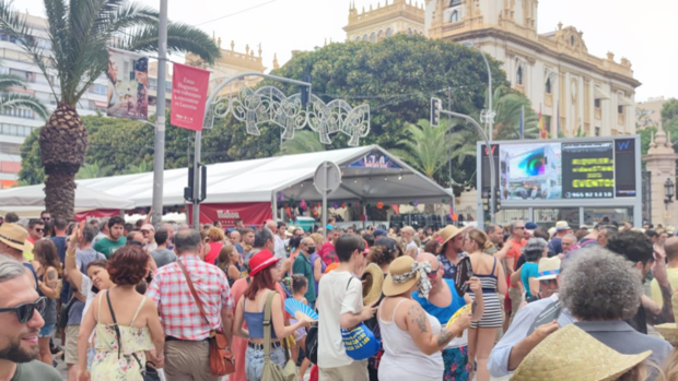 Una pantalla LED gigante acerca los detalles de la mascletà a los espectadores de la Avenida de la Estación