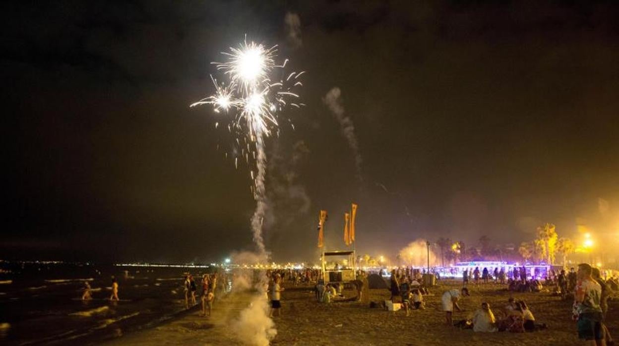 Fogatas en la playa durante la noche del 23 de junio