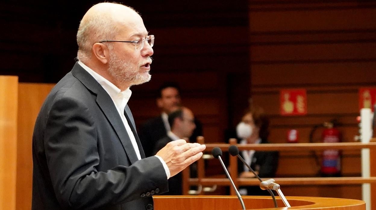 El portavoz de Ciudadanos, Francisco Igea, durante su intervención en el Pleno de las Cortes de Castilla y León