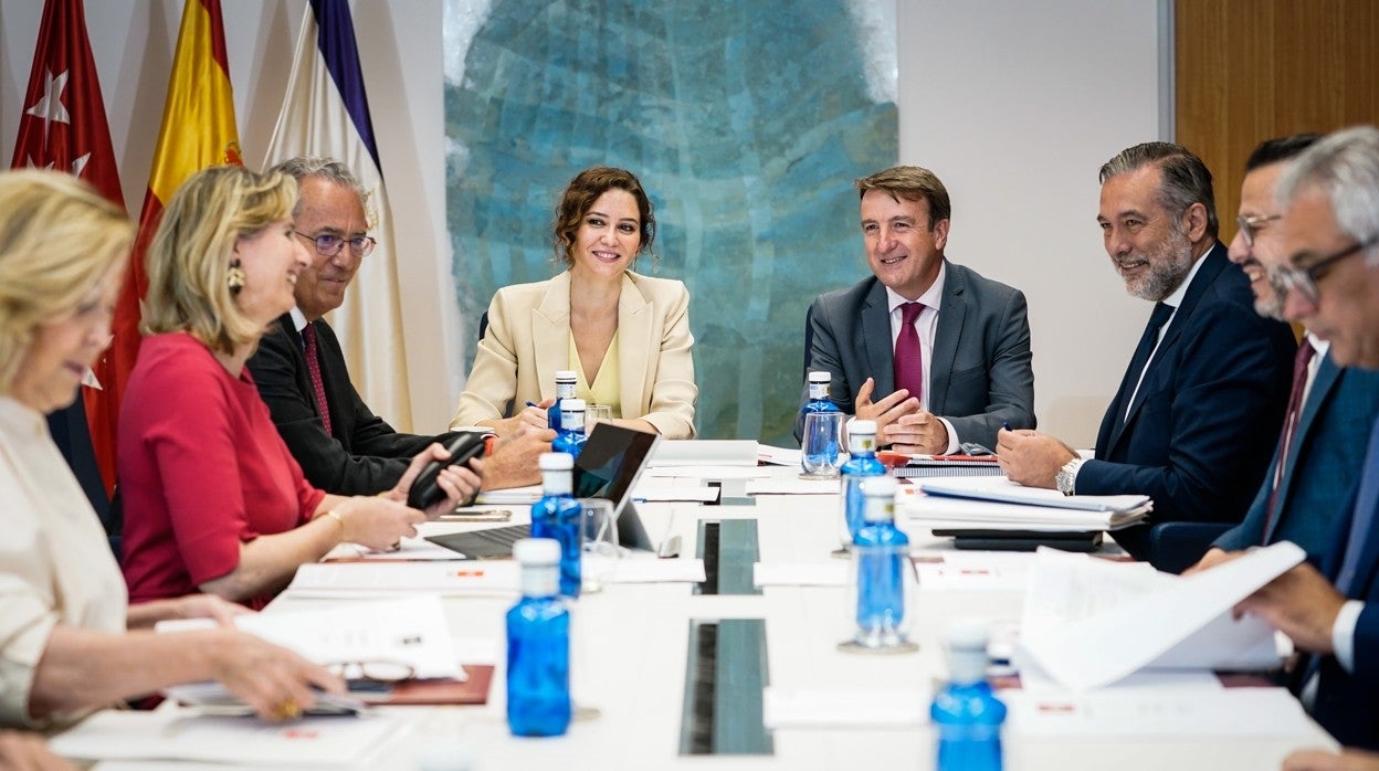 Díaz Ayuso y el alcalde de Tres Cantos, junto al equipo de Gobierno regional en la sede municipal tricantina