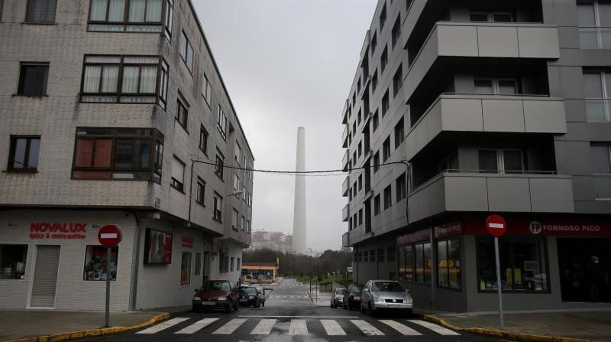 Vista de la chimenea de As Pontes desde el centro de la localidad coruñesa