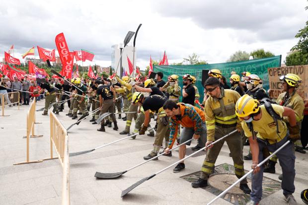Las brigadas forestales encienden la calle para pedir un operativo contra incendios activo todo el año