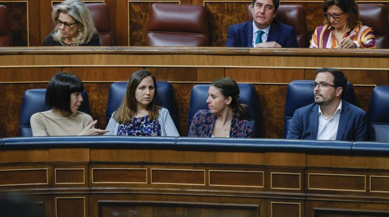 Las ministras de Igualdad, Irene Montero, y de Derechos Sociales y Agenda 2030, Ione Belarra, junto al ministro de Consumo, Alberto Garzón, durante el pleno celebrado este jueves en el Congreso