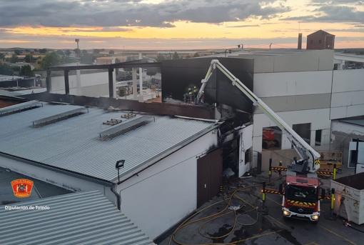 El techo de la nave se vino abajo por un incendio