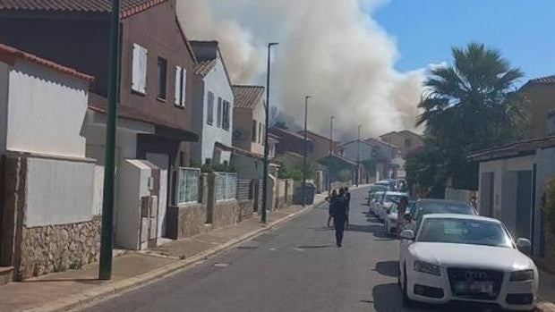 Un incendio forestal en Riba-roja obliga a evacuar a vecinos al aproximarse a zonas habitadas