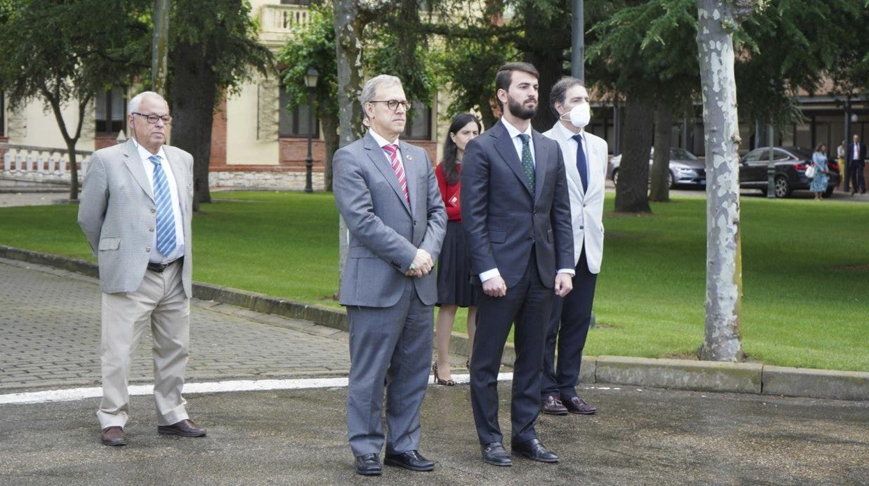 El vicepresidente de la Junta, junto a consejeros de Vox y otros cargos designados por el partido de Santiago Abascal en el minuto de silencia