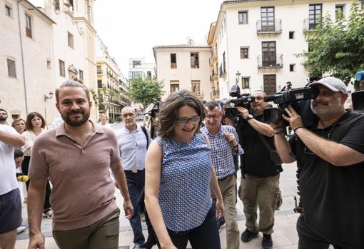 Imagen de Mónica Oltra el pasado martes entrando a la sede de Compromís para anunciar su dimisión