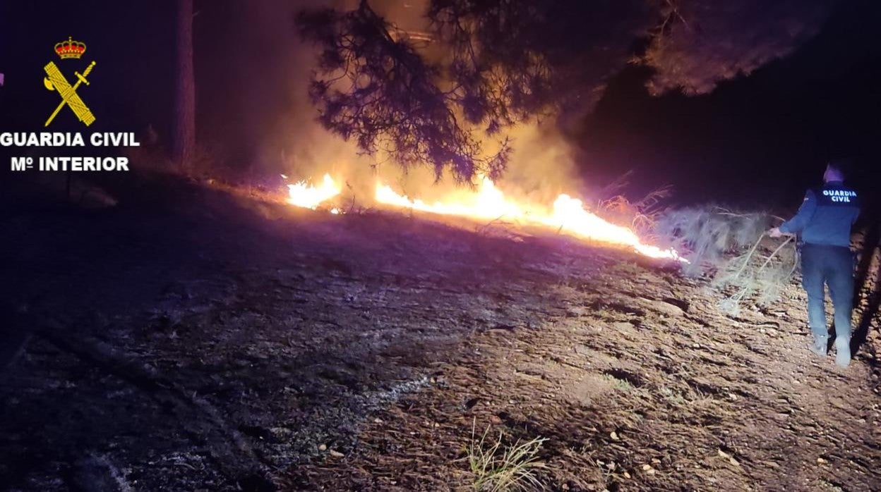 La Guardia Civil investiga a cuatro personas por un incendio forestal en Olmedilla de Alarcón el 16 de abril