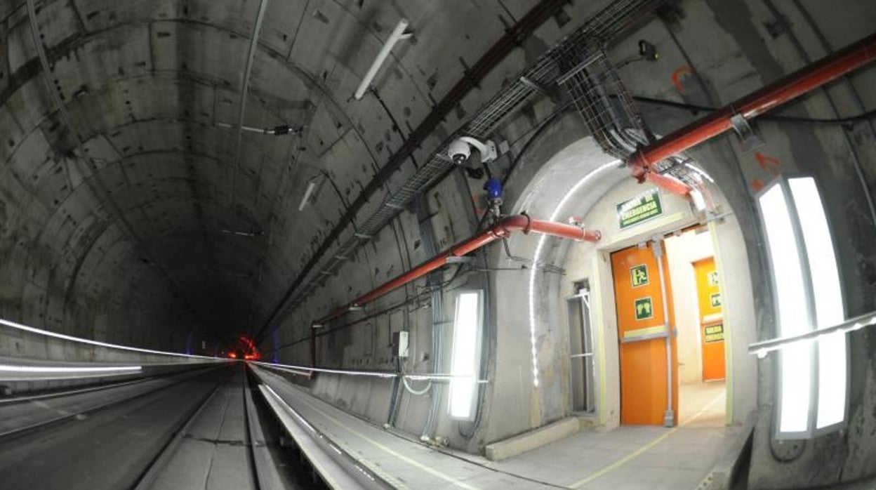 Interior del túnel del AVE entre Atocha y Chamartín