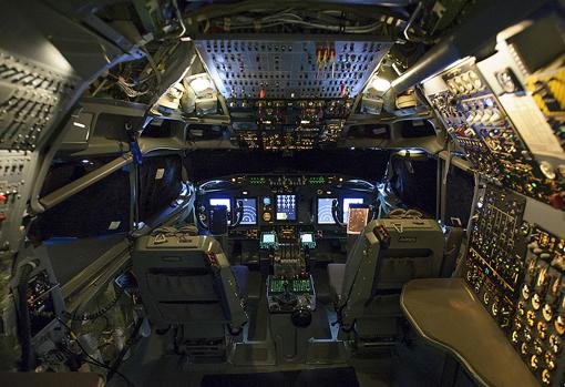 Cabina de los pilotos del E-3A AWACS de la Alianza Atántica