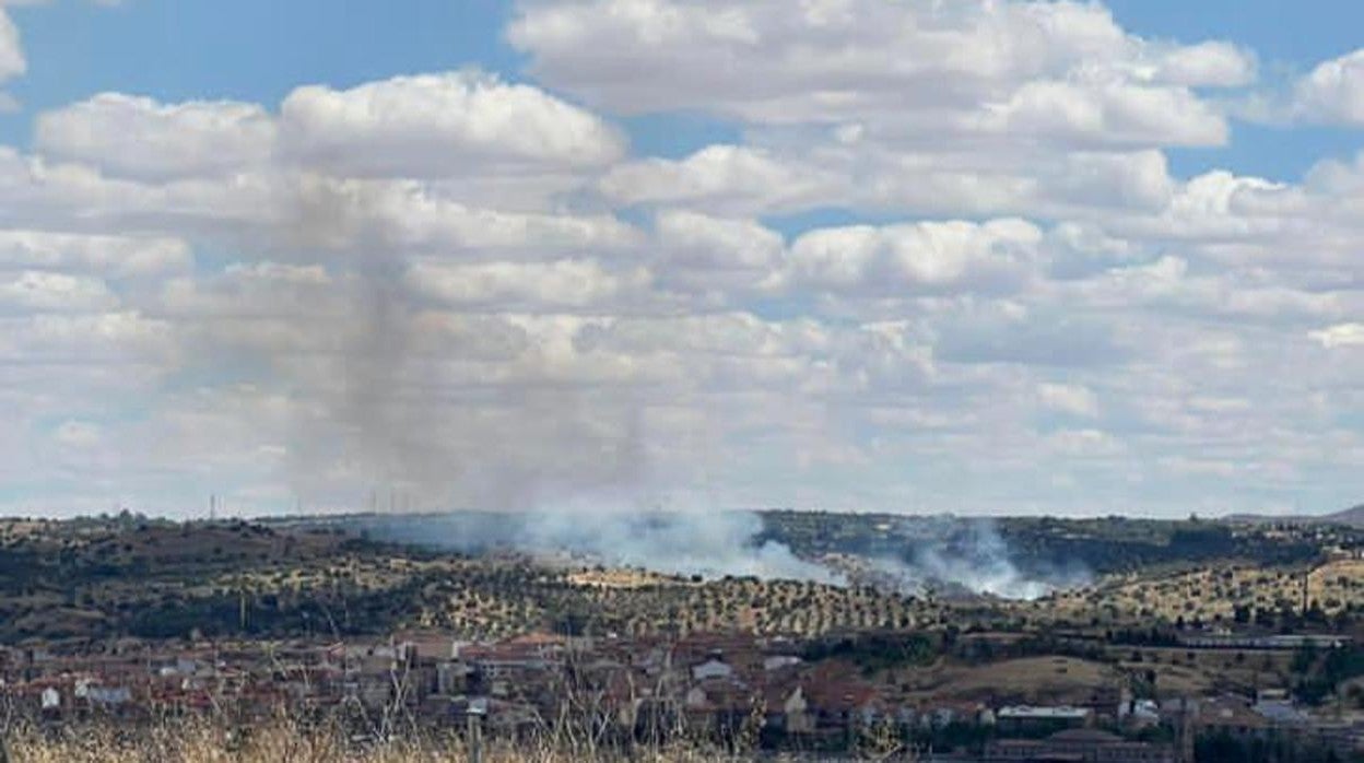 En la imagen se observa el intenso humo en la zona de la Academia de Infantería