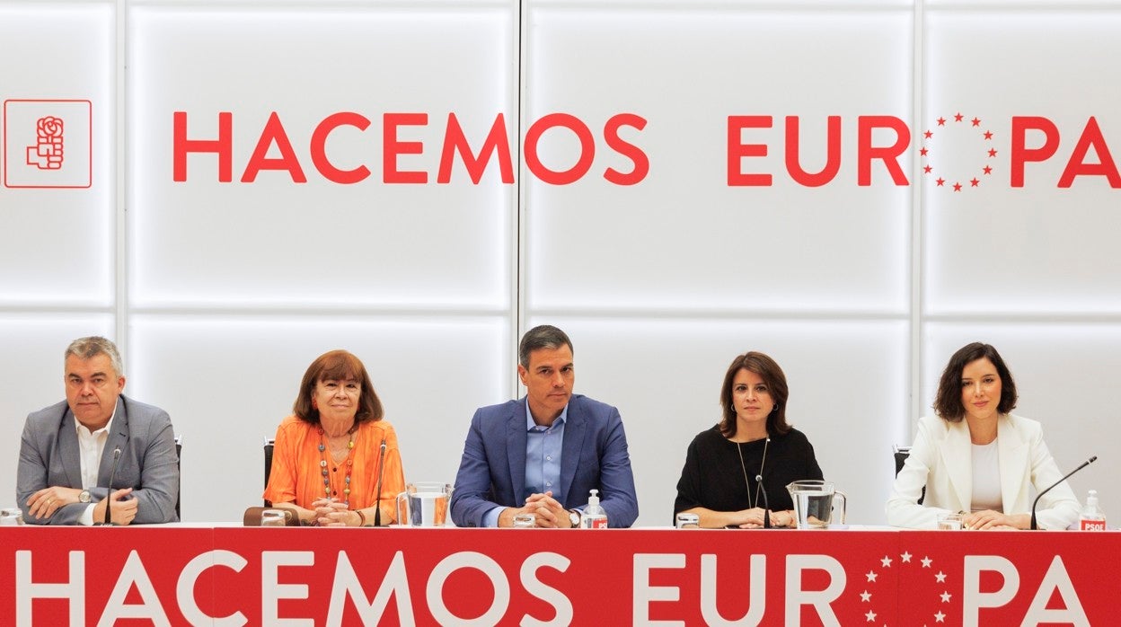 Santos Cerdán, Cristina Narbona, Pedro Sánchez, Adriana Lastra y Andrea Fernández, en la última ejecutiva del PSOE
