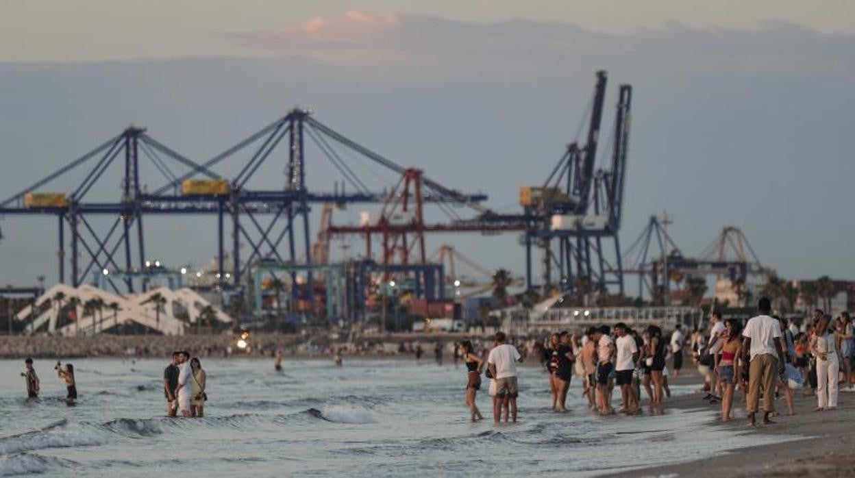 Imagen tomada en la playa de la Malvarrosa en el amanecer tras San Juan