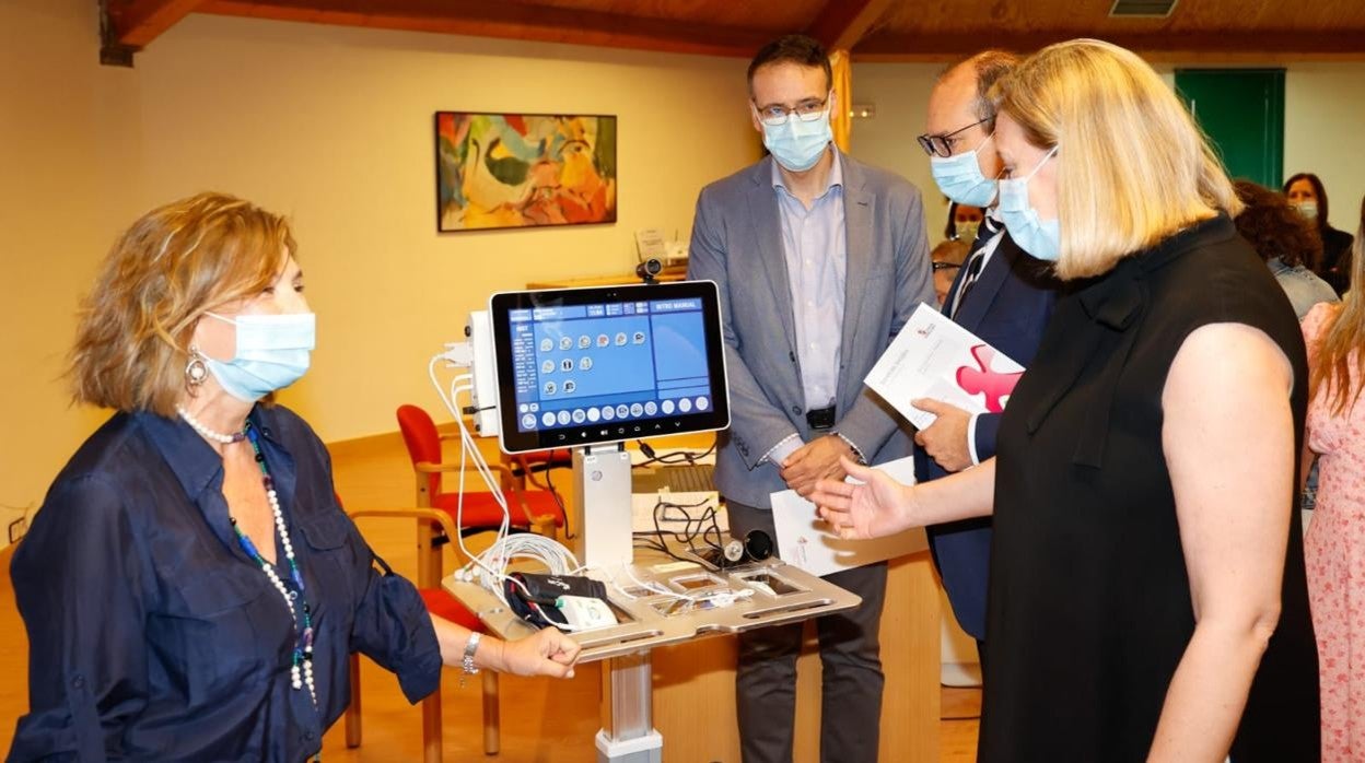 La consejera de Familia en la presentación de los dispositivos de telemedicina avanzada en Valladolid