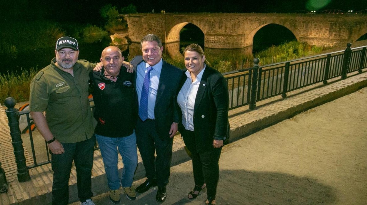 Page con la alcaldesa de Talavera en la inauguración de la iluminación del puente romano