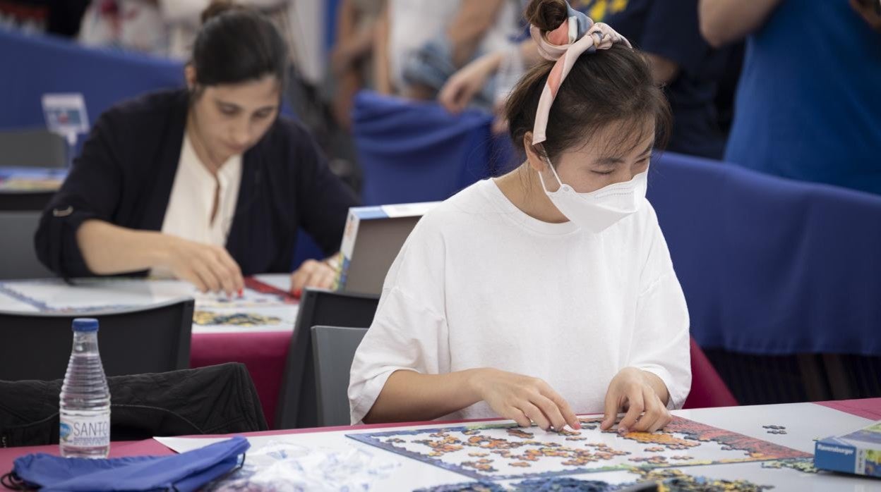 Dos participantes en el Campeonato Mundial de Puzzles de Valladolid